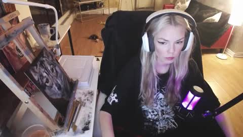 Snapshot of tinykylie chatting on 20, 2, 2025 stage Kylie Sinner brand CLITBAIT online show from 20, 2, 2025