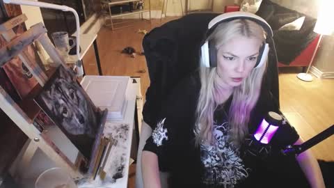 Snapshot of tinykylie chatting on 20, 2, 2025 stage Kylie Sinner brand CLITBAIT online show from 20, 2, 2025