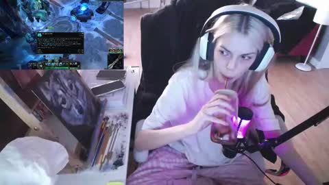 Snapshot of tinykylie chatting on 22, 2, 2025 stage Kylie Sinner brand CLITBAIT online show from 22, 2, 2025