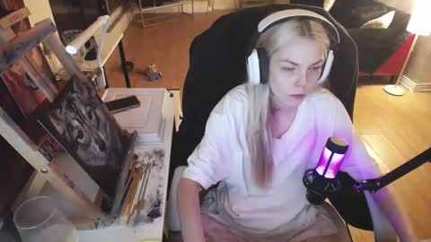 Snapshot of tinykylie chatting on 23, 2, 2025 stage Kylie Sinner brand CLITBAIT online show from 23, 2, 2025