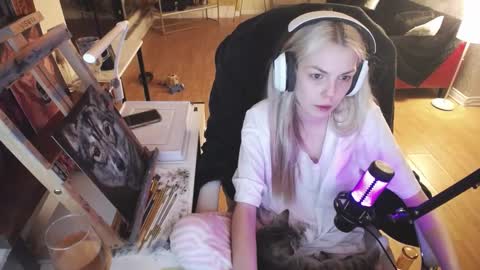 Snapshot of tinykylie chatting on 23, 2, 2025 stage Kylie Sinner brand CLITBAIT online show from 23, 2, 2025