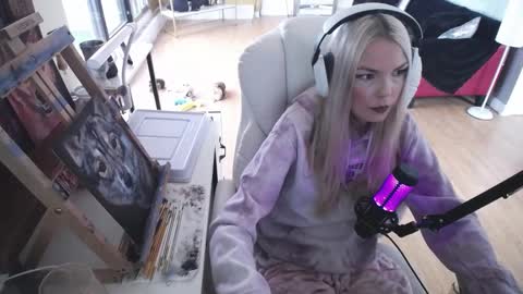 Snapshot of tinykylie chatting on 23, 2, 2025 stage Kylie Sinner brand CLITBAIT online show from 23, 2, 2025