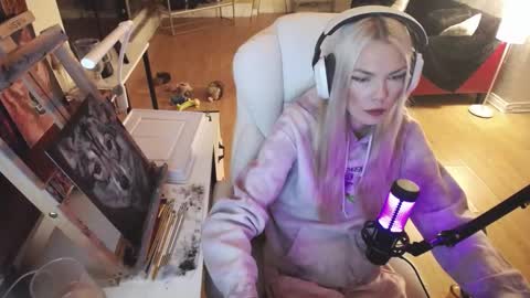 Snapshot of tinykylie chatting on 23, 2, 2025 stage Kylie Sinner brand CLITBAIT online show from 23, 2, 2025