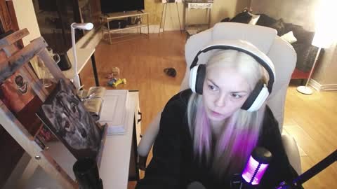 Snapshot of tinykylie chatting on 26, 2, 2025 stage Kylie Sinner brand CLITBAIT online show from 26, 2, 2025