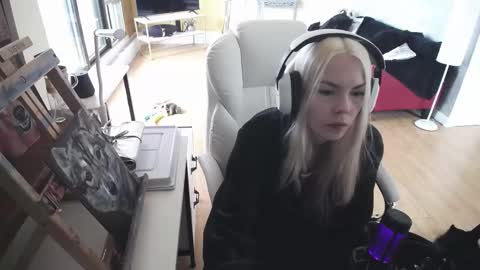 Snapshot of tinykylie chatting on 26, 2, 2025 stage Kylie Sinner brand CLITBAIT online show from 26, 2, 2025