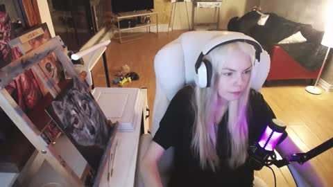 Snapshot of tinykylie chatting on 27, 2, 2025 stage Kylie Sinner brand CLITBAIT online show from 27, 2, 2025