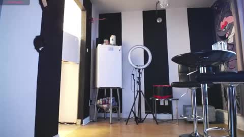 Snapshot of tinykylie chatting on 10, 9, 2025 stage Kylie Sinner brand CLITBAIT online show from 10, 9, 2025