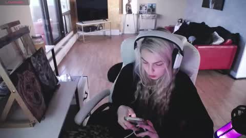 Snapshot of tinykylie chatting on 12, 9, 2025 stage Kylie Sinner brand CLITBAIT online show from 12, 9, 2025