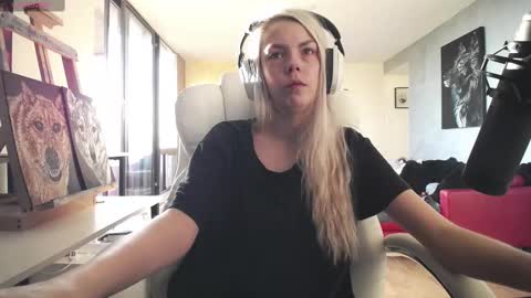 Snapshot of tinykylie chatting on 12, 9, 2025 stage Kylie Sinner brand CLITBAIT online show from 12, 9, 2025