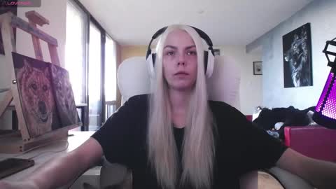 Snapshot of tinykylie chatting on 13, 9, 2025 stage Kylie Sinner brand CLITBAIT online show from 13, 9, 2025