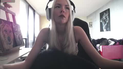 Snapshot of tinykylie chatting on 14, 9, 2025 stage Kylie Sinner brand CLITBAIT online show from 14, 9, 2025