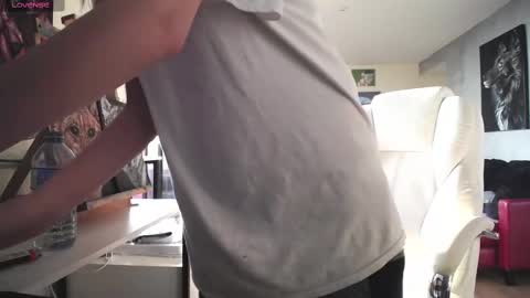 Snapshot of tinykylie chatting on 16, 9, 2025 stage Kylie Sinner brand CLITBAIT online show from 16, 9, 2025