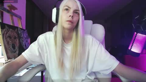 Snapshot of tinykylie chatting on 18, 9, 2025 stage Kylie Sinner brand CLITBAIT online show from 18, 9, 2025