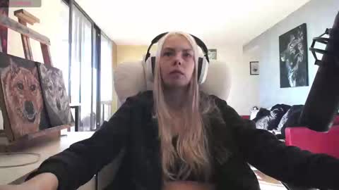 Snapshot of tinykylie chatting on 20, 9, 2025 stage Kylie Sinner brand CLITBAIT online show from 20, 9, 2025