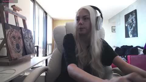 Snapshot of tinykylie chatting on 21, 9, 2025 stage Kylie Sinner brand CLITBAIT online show from 21, 9, 2025