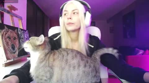 Snapshot of tinykylie chatting on 23, 9, 2025 stage Kylie Sinner brand CLITBAIT online show from 23, 9, 2025