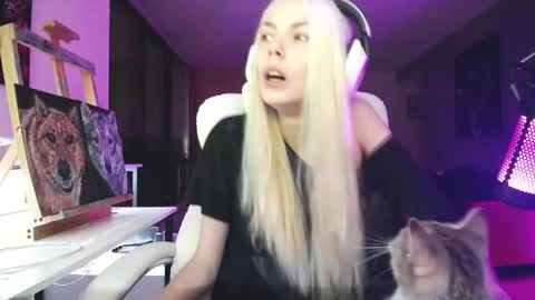 Snapshot of tinykylie chatting on 24, 9, 2025 stage Kylie Sinner brand CLITBAIT online show from 24, 9, 2025