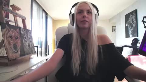 Snapshot of tinykylie chatting on 25, 9, 2025 stage Kylie Sinner brand CLITBAIT online show from 25, 9, 2025