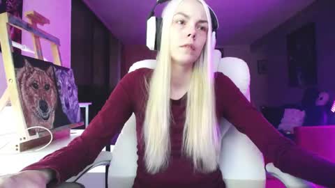 Snapshot of tinykylie chatting on 26, 9, 2025 stage Kylie Sinner brand CLITBAIT online show from 26, 9, 2025