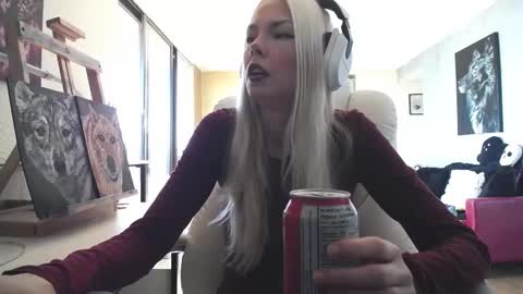 Snapshot of tinykylie chatting on 27, 9, 2025 stage Kylie Sinner brand CLITBAIT online show from 27, 9, 2025