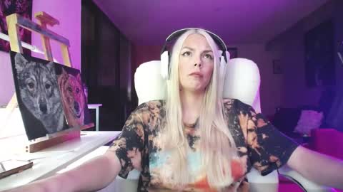 Snapshot of tinykylie chatting on 28, 9, 2025 stage Kylie Sinner brand CLITBAIT online show from 28, 9, 2025