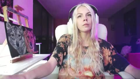 Snapshot of tinykylie chatting on 28, 9, 2025 stage Kylie Sinner brand CLITBAIT online show from 28, 9, 2025