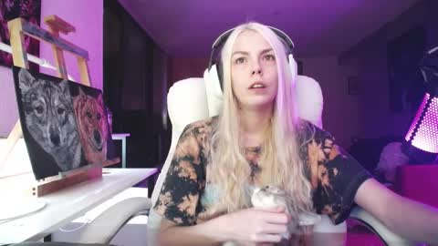 Snapshot of tinykylie chatting on 1, 10, 2025 stage Kylie Sinner brand CLITBAIT online show from 1, 10, 2025