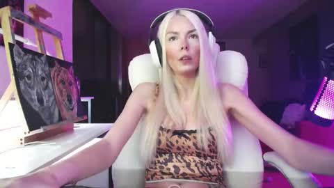 Snapshot of tinykylie chatting on 2, 10, 2025 stage Kylie Sinner brand CLITBAIT online show from 2, 10, 2025