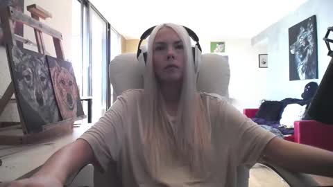 Snapshot of tinykylie chatting on 2, 10, 2025 stage Kylie Sinner brand CLITBAIT online show from 2, 10, 2025