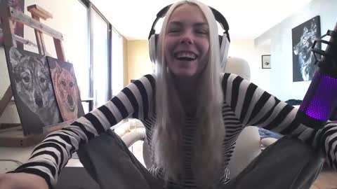 Snapshot of tinykylie chatting on 3, 10, 2025 stage Kylie Sinner brand CLITBAIT online show from 3, 10, 2025