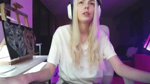 Snapshot of tinykylie chatting on 4, 10, 2025 stage Kylie Sinner brand CLITBAIT online show from 4, 10, 2025