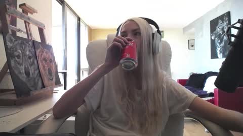 Snapshot of tinykylie chatting on 4, 10, 2025 stage Kylie Sinner brand CLITBAIT online show from 4, 10, 2025