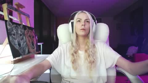 Snapshot of tinykylie chatting on 5, 10, 2025 stage Kylie Sinner brand CLITBAIT online show from 5, 10, 2025