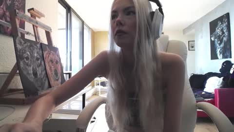 Snapshot of tinykylie chatting on 6, 10, 2025 stage Kylie Sinner brand CLITBAIT online show from 6, 10, 2025