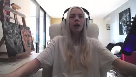 Snapshot of tinykylie chatting on 9, 10, 2025 stage Kylie Sinner brand CLITBAIT online show from 9, 10, 2025