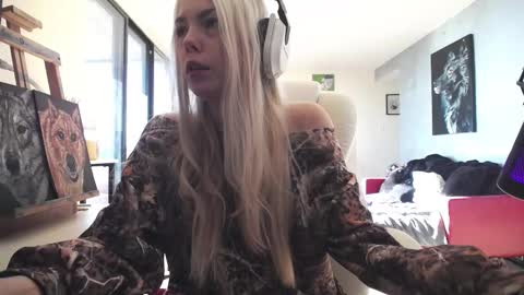 Snapshot of tinykylie chatting on 10, 10, 2025 stage Kylie Sinner brand CLITBAIT online show from 10, 10, 2025