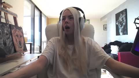 Snapshot of tinykylie chatting on 11, 10, 2025 stage Kylie Sinner brand CLITBAIT online show from 11, 10, 2025