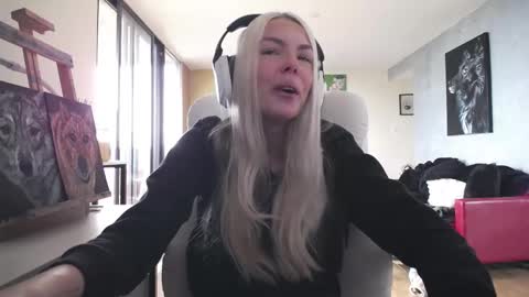 Snapshot of tinykylie chatting on 12, 10, 2025 stage Kylie Sinner brand CLITBAIT online show from 12, 10, 2025