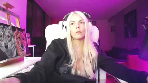 Snapshot of tinykylie chatting on 13, 10, 2025 stage Kylie Sinner brand CLITBAIT online show from 13, 10, 2025