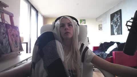 Snapshot of tinykylie chatting on 14, 10, 2025 stage Kylie Sinner brand CLITBAIT online show from 14, 10, 2025