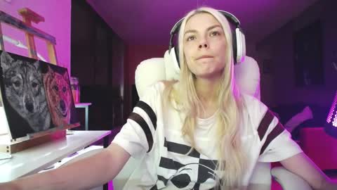 Snapshot of tinykylie chatting on 15, 10, 2025 stage Kylie Sinner brand CLITBAIT online show from 15, 10, 2025