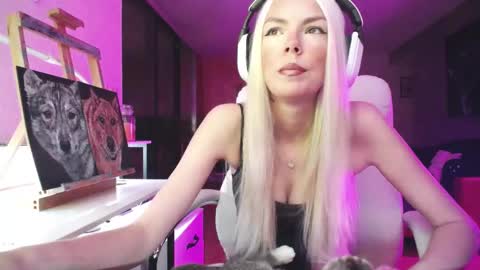 Snapshot of tinykylie chatting on 16, 10, 2025 stage Kylie Sinner brand CLITBAIT online show from 16, 10, 2025