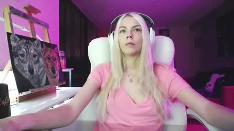 Snapshot of tinykylie chatting on 17, 10, 2025 stage Kylie Sinner brand CLITBAIT online show from 17, 10, 2025