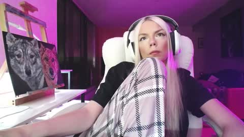 Snapshot of tinykylie chatting on 21, 10, 2025 stage Kylie Sinner brand CLITBAIT online show from 21, 10, 2025