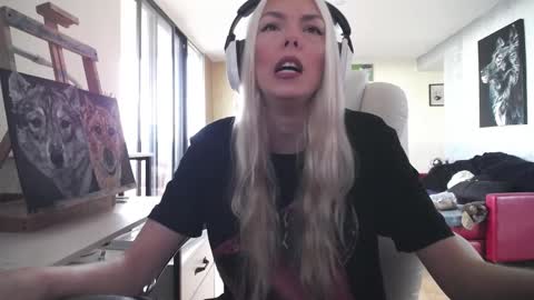 Snapshot of tinykylie chatting on 21, 10, 2025 stage Kylie Sinner brand CLITBAIT online show from 21, 10, 2025