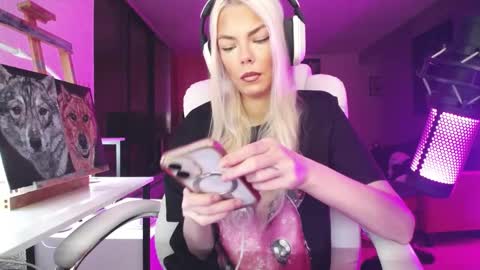 Snapshot of tinykylie chatting on 23, 10, 2025 stage Kylie Sinner brand CLITBAIT online show from 23, 10, 2025