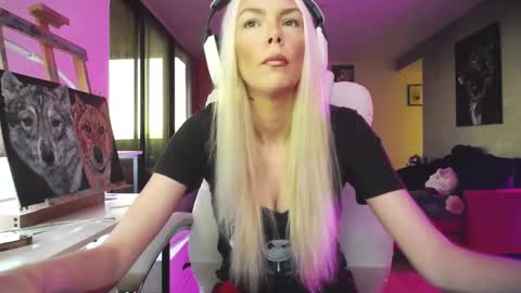 Snapshot of tinykylie chatting on 24, 10, 2025 stage Kylie Sinner brand CLITBAIT online show from 24, 10, 2025