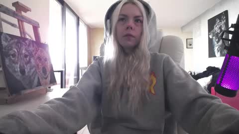 Snapshot of tinykylie chatting on 26, 10, 2025 stage Kylie Sinner brand CLITBAIT online show from 26, 10, 2025