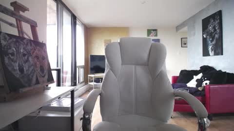 Snapshot of tinykylie chatting on 29, 10, 2025 stage Kylie Sinner brand CLITBAIT online show from 29, 10, 2025