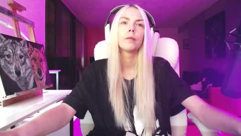 Snapshot of tinykylie chatting on 30, 10, 2025 stage Kylie Sinner brand CLITBAIT online show from 30, 10, 2025